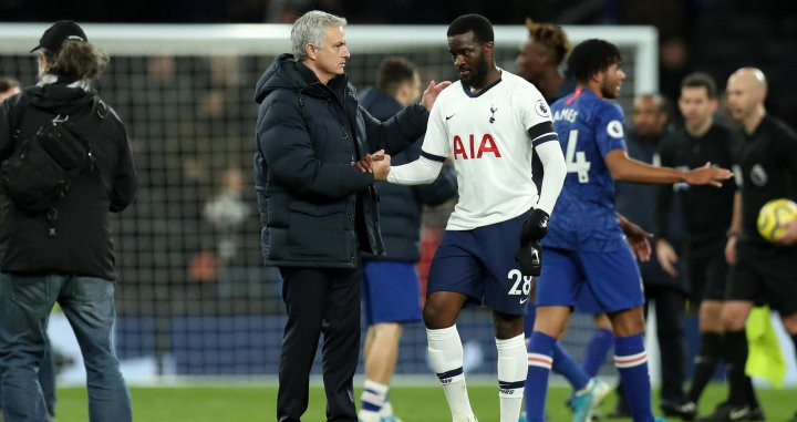 Ndombelé con José Mourinho tras un partido del Tottenham / EFE