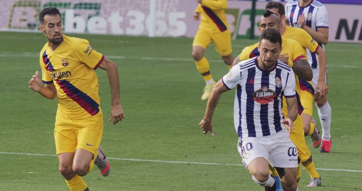 Óscar Plano en una acción del Valladolid - Barça / EFE