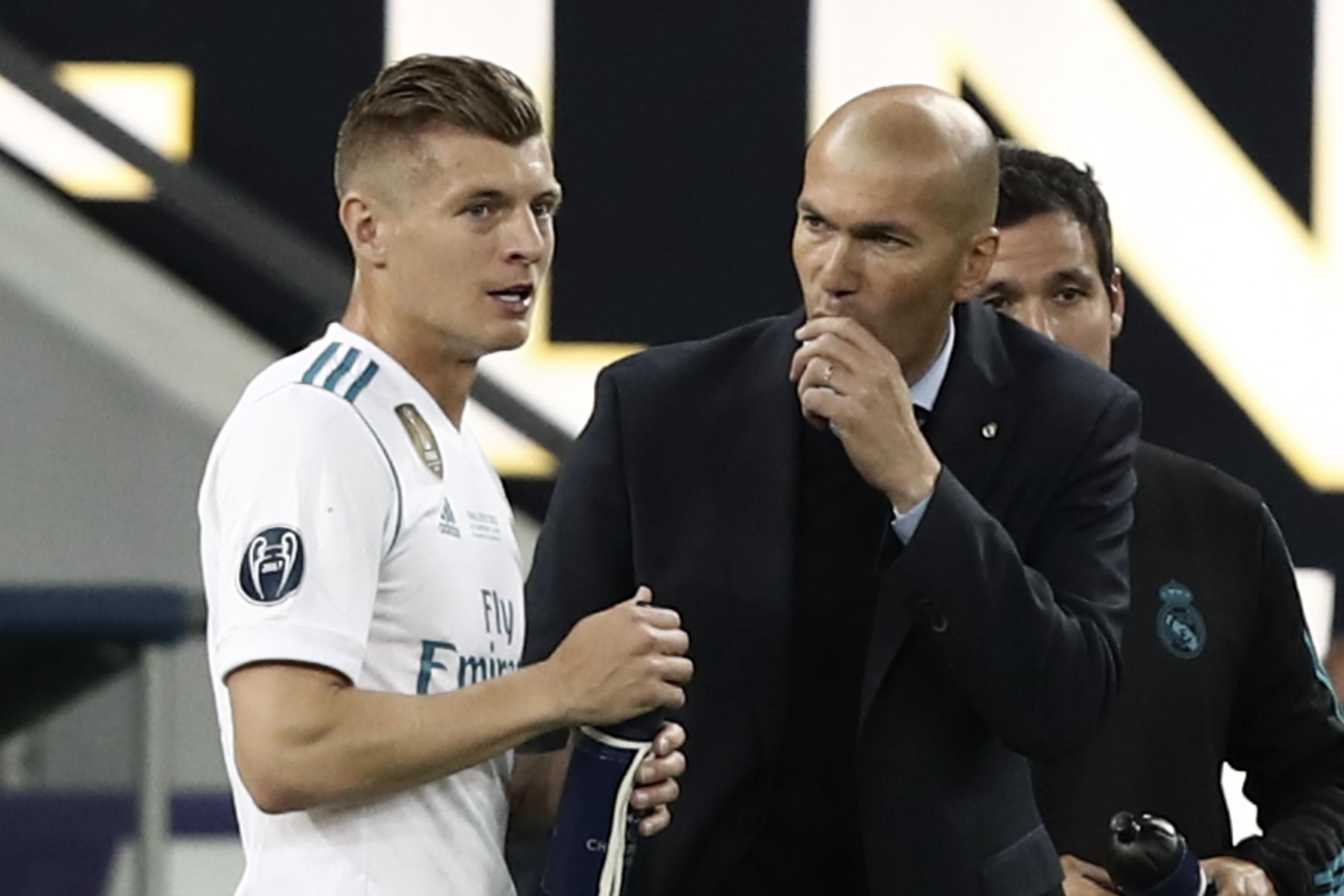 Kroos, recibiendo instrucciones de Zidane en un partido del Madrid | EFE