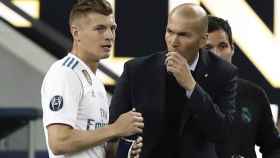 Kroos, recibiendo instrucciones de Zidane en un partido del Madrid | EFE