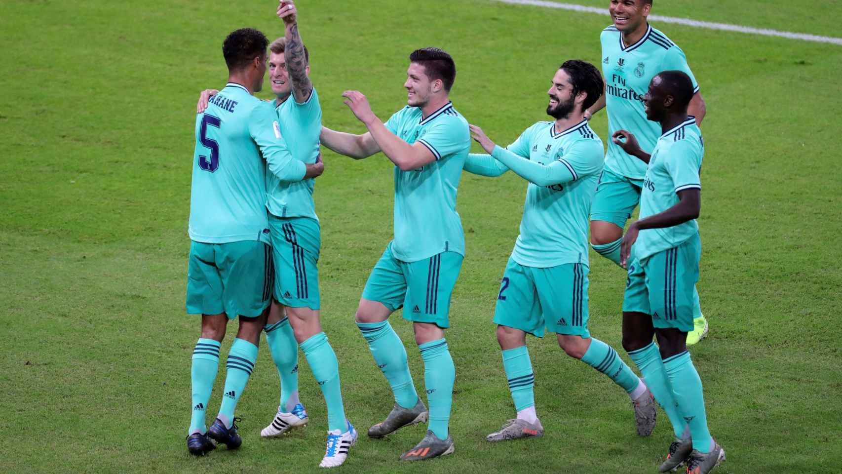 Los jugadores del Real Madrid celebran el gol de Kroos | EFE