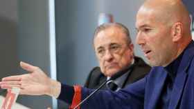 Florentino Pérez y Zinedine Zidane, en la rueda de prensa de despedida del técnico galo / EFE