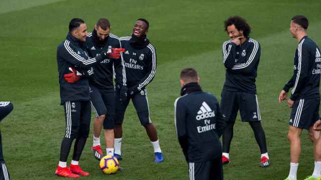 Keylor Navas bromea con sus compañeros en un entrenamiento del Real Madrid / EFE