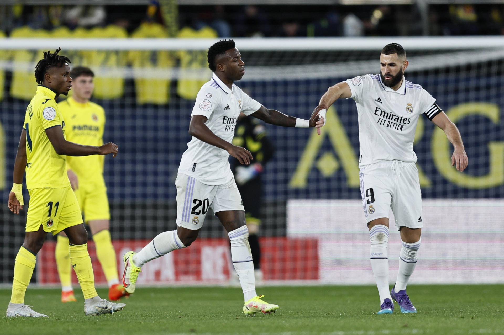 Vinicius y Benzema celebran un gol al Villarreal / EFE