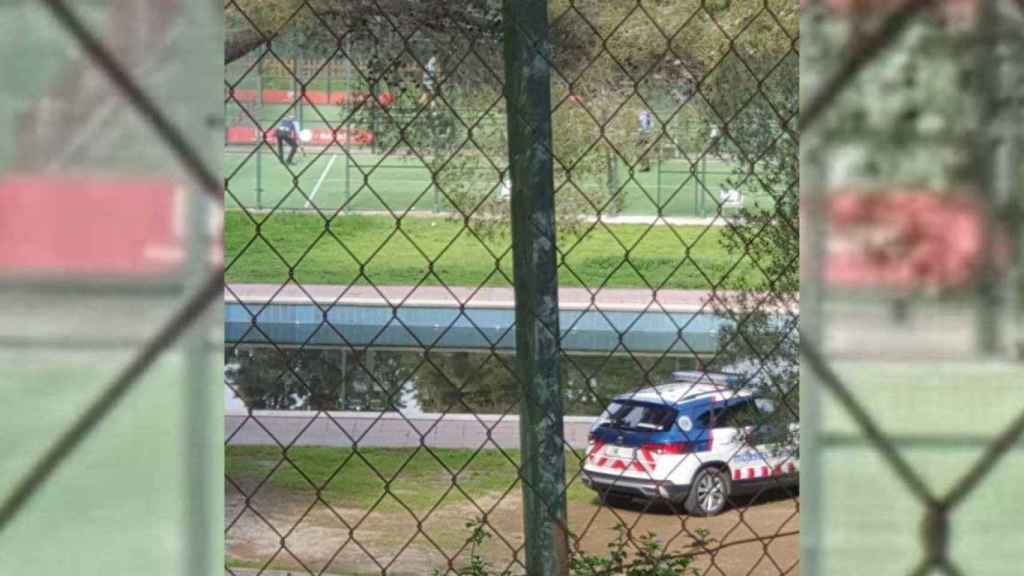 Mossos uniformados juegan a pádel en el Club Garbí Tennis & Pádel de Llança / CEDIDA