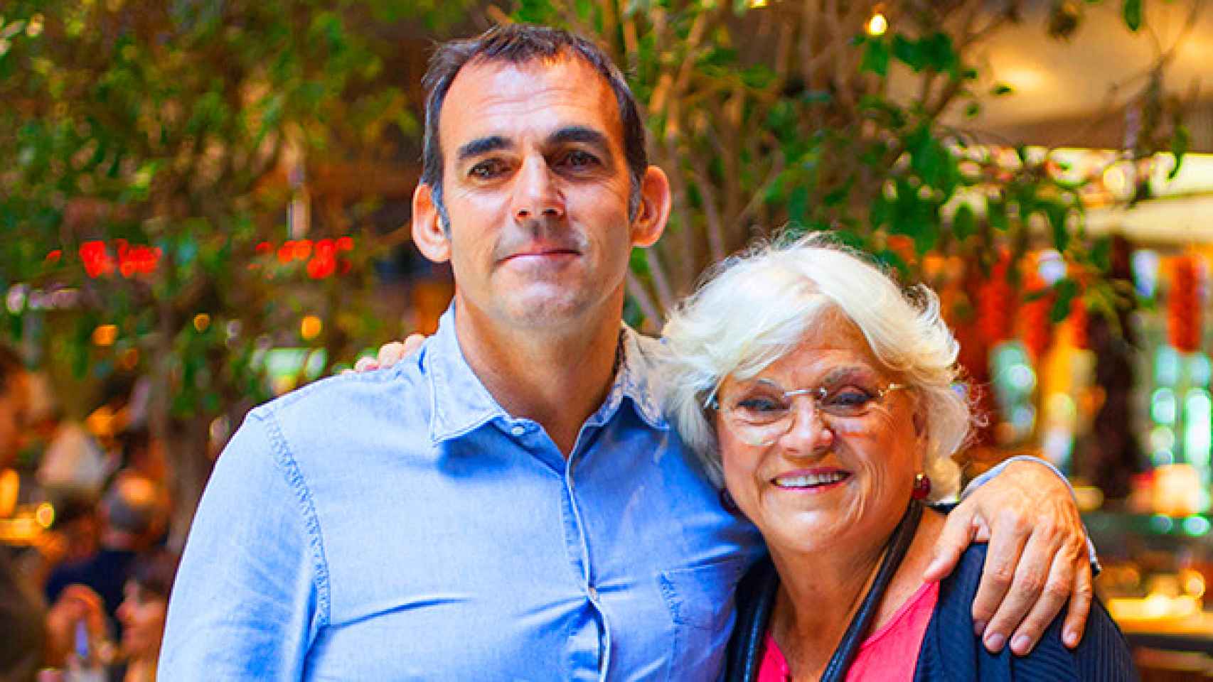 Tomás Tarruella, cofundador del grupo Tragaluz, junto a su madre, la creadora.