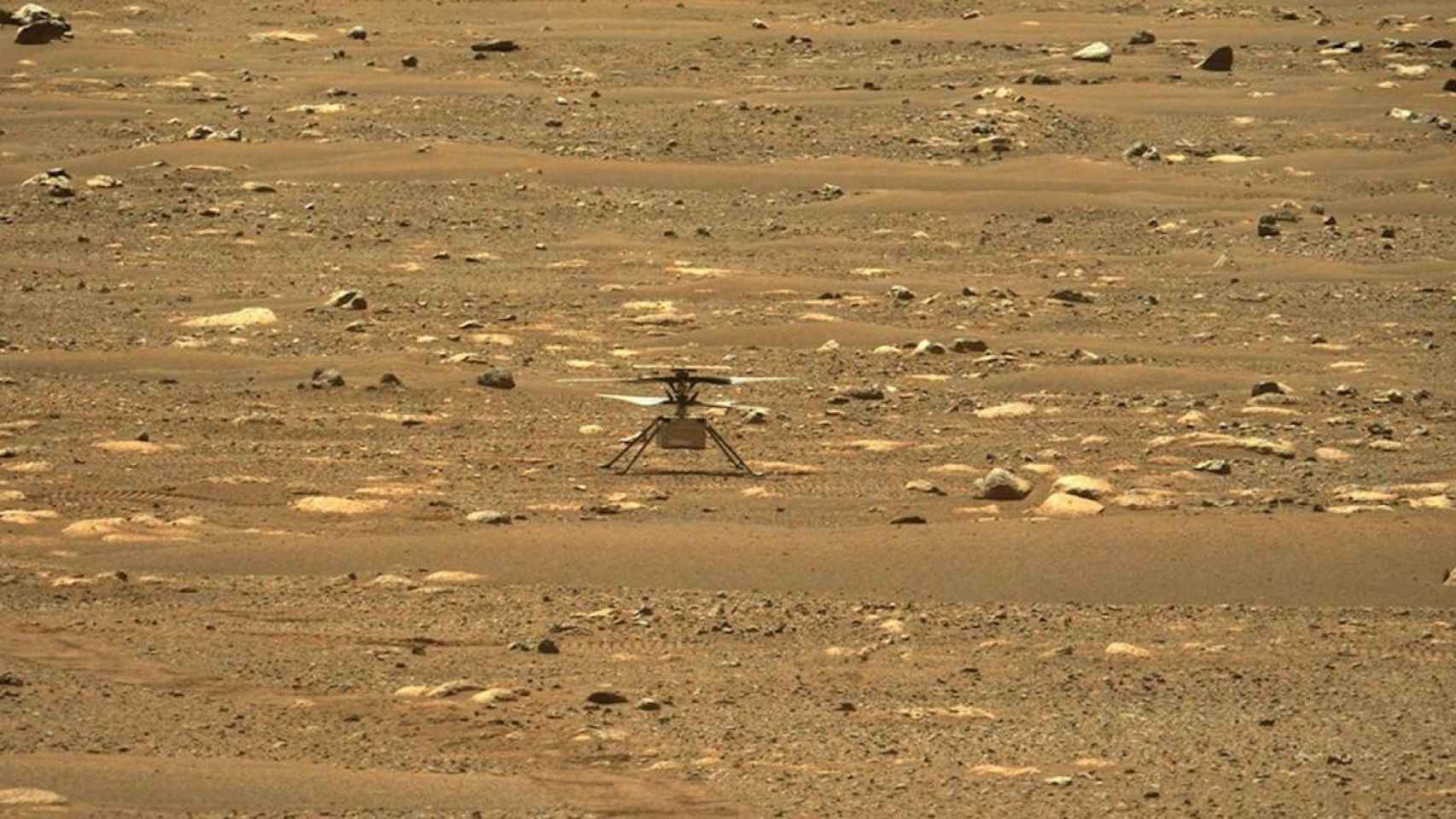 El helicóptero Ingenuity de la Nasa en una imagen tomada desde el rover Perseverance / NASA