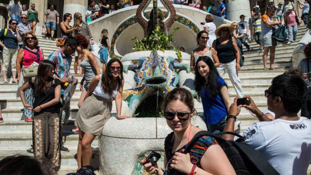 La escalinata y el dragón del Park Güell, el punto con más afluencia de turistas del conjunto monumental / EFE