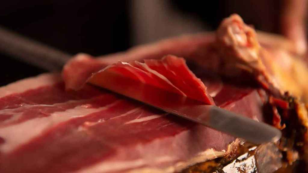 Un corte de jamón, una de las palabras que no tienen una raíz española, pero que todos los hablantes de español utilizan / EP