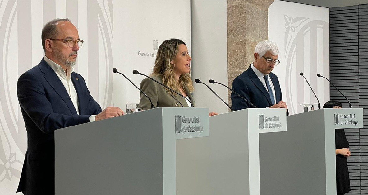 El 'conseller' de Derechos Sociales, Carles Campuzano; la portavoz del Govern de la Generalitat, Patrícia Plaja, y el conseller de Salud, Manel Balcells, en la rueda de prensa posterior al Consell Executiu / EP