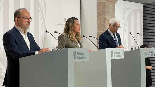 El 'conseller' de Derechos Sociales, Carles Campuzano; la portavoz del Govern de la Generalitat, Patrícia Plaja, y el conseller de Salud, Manel Balcells, en la rueda de prensa posterior al Consell Executiu / EP