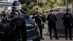 Agentes de la Policía Nacional frente a la embajada de Ucrania tras la recepción de otro paquete sospechoso / CARLOS LUJÁN