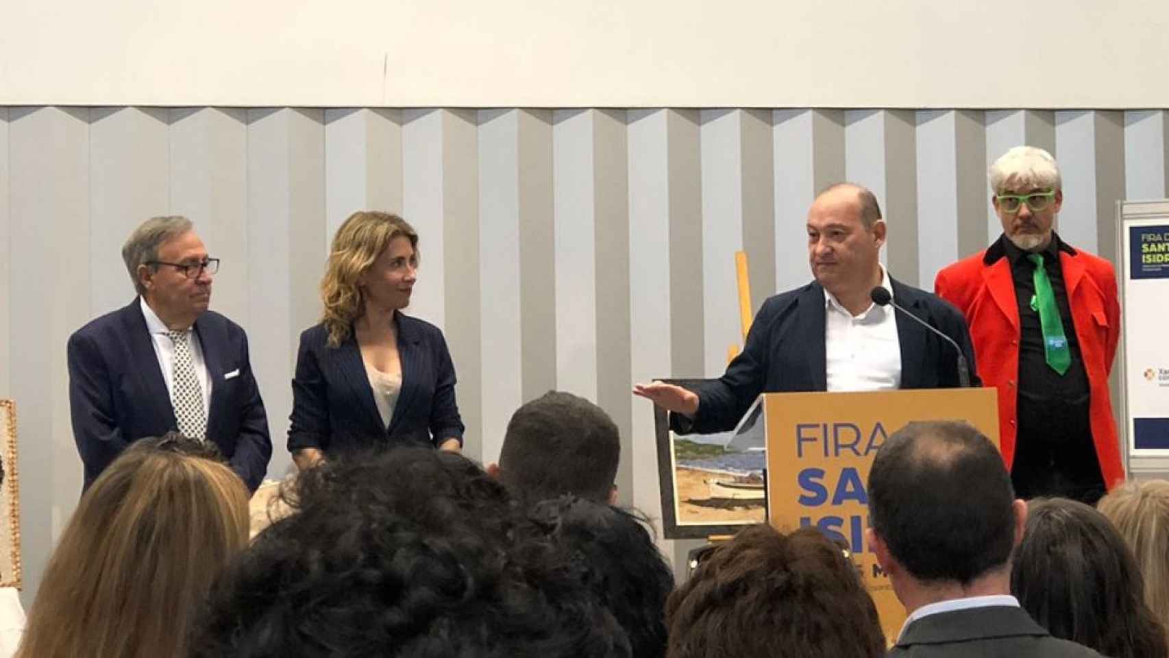 El alcalde de Viladecans, Carles Ruiz (d), junto a la ministra de Transportes, Raquel Sánchez (c), durante la inauguración de la Fira de Sant Isidre / CG