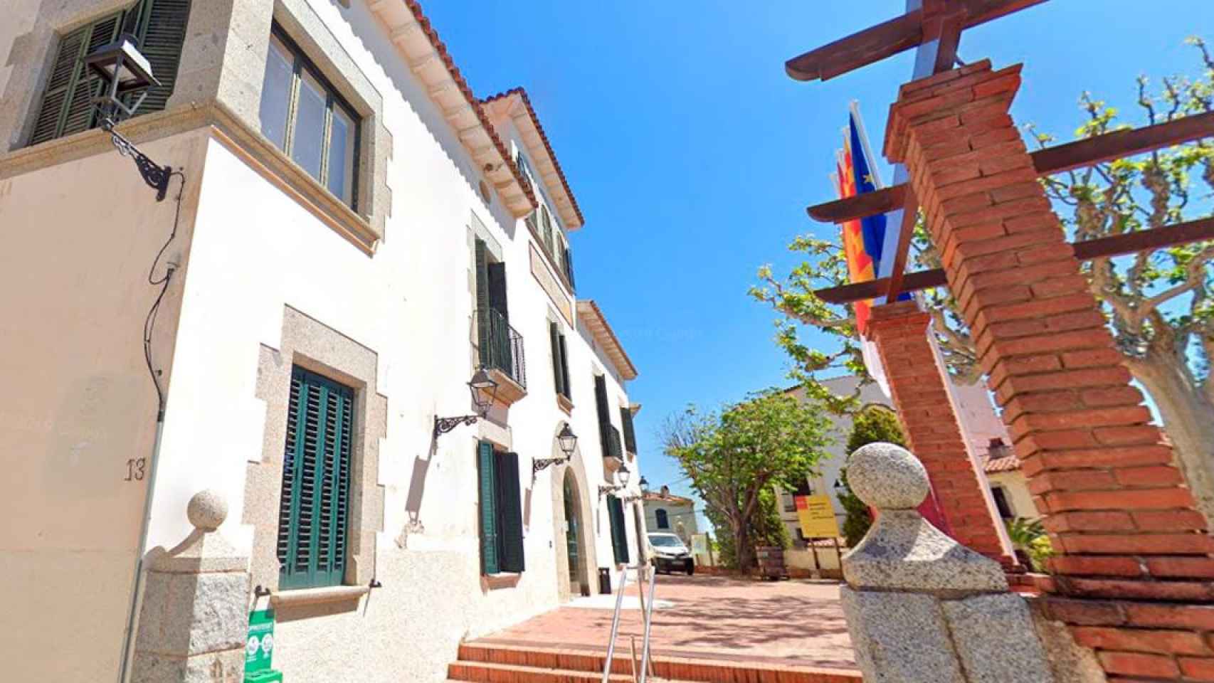 Ayuntamiento de Sant Vicenç de Montalt, donde una concejal de ERC ha indignado a comerciantes por negarse a hablar en castellano / GOOGLE STREET VIEW