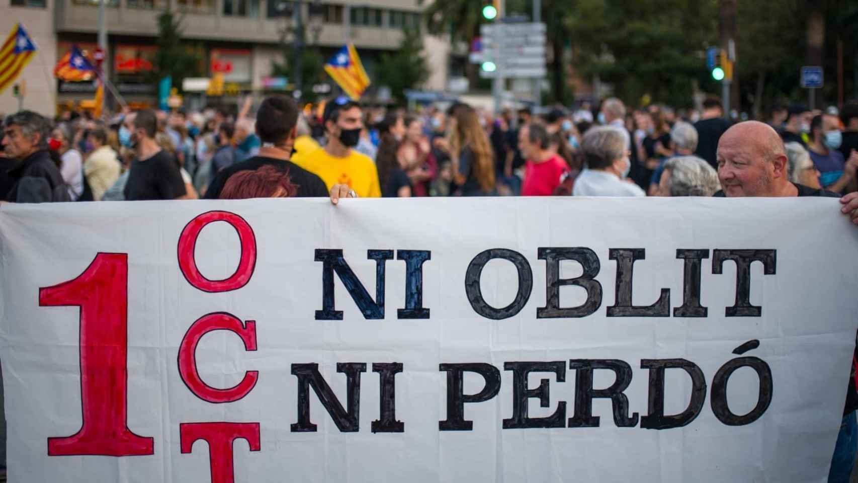 Manifestación por el cuarto aniversario del 1-O en la plaza Francesc Macià de Barcelona / LORENA SOPENA - EUROPA PRESS