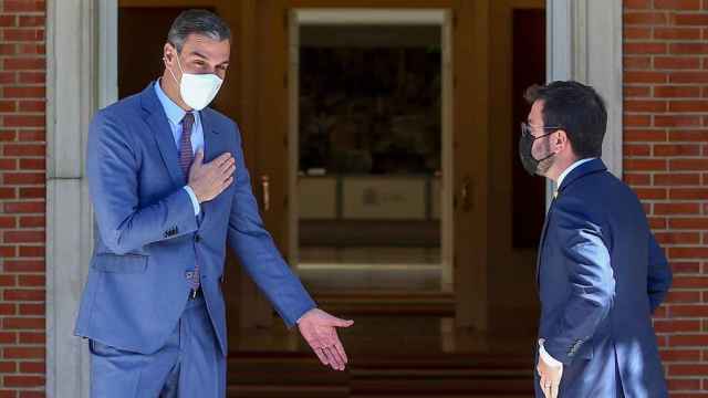 El presidente del Gobierno, Pedro Sánchez (i), recibe en el Palacio de la Moncloa al president de la Generalitat de Catalunya, Pere Aragonès / EP