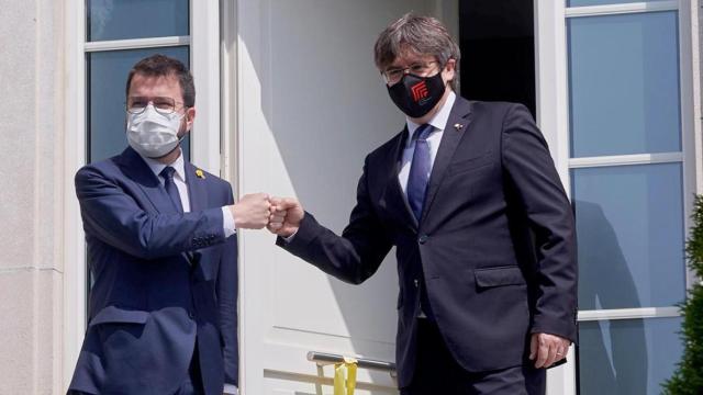 El presidente de la Generalitat, Pere Aragonès, y el prófugo Carles Puigdemont, en la mansión de este último en Waterloo / EFE