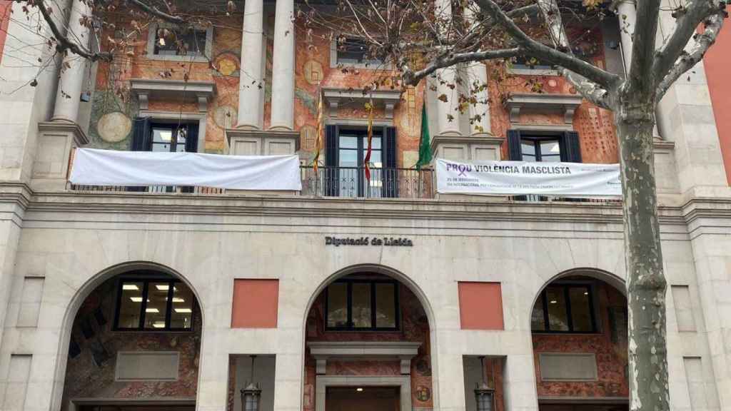 Fachada de la Diputación de Lleida con una pancarta tapada / DIPUTACION DE LLEIDA