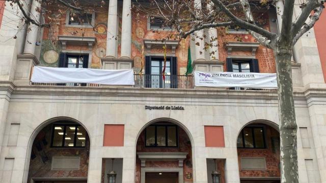 Fachada de la Diputación de Lleida con una pancarta tapada / DIPUTACION DE LLEIDA
