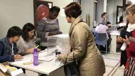 Personas votando en unas elecciones antes de la pandemia / EP