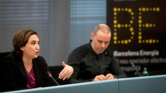 Ada Colau (i), alcaldesa de Barcelona, con Eloi Badia, concejal de Emergencia Climática / CG