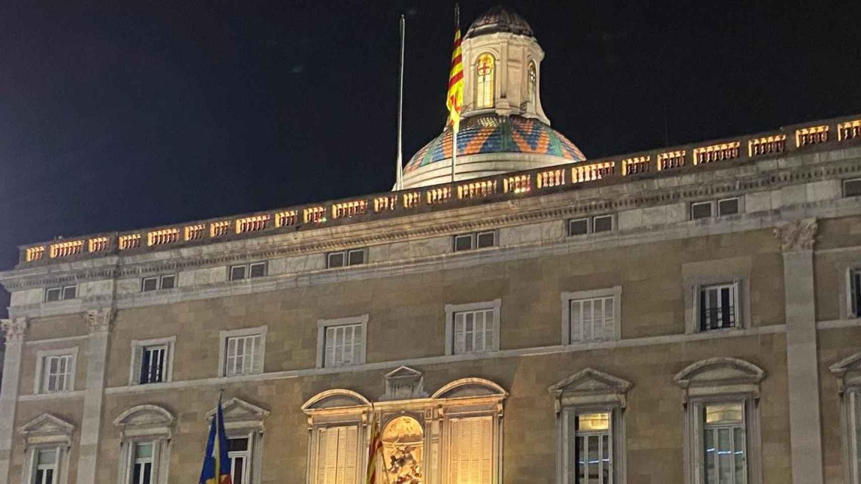 Retiran la bandera española en el Palau de la Generalitat