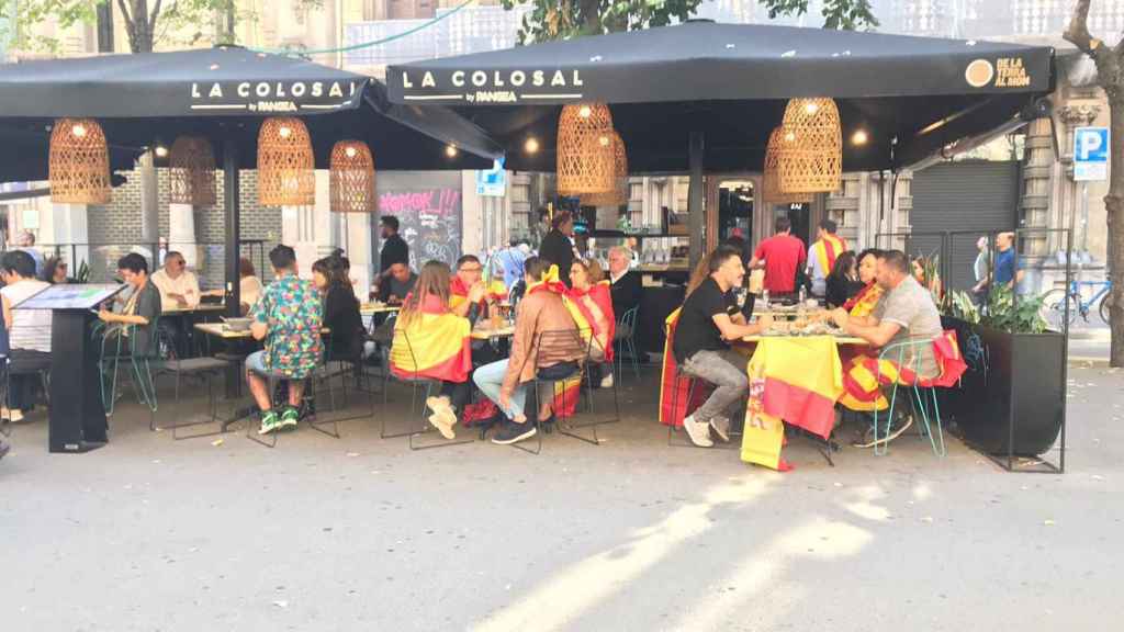 Una terraza del centro de Barcelona llena tras la manifestación de SCC / CG