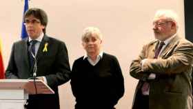 Clara Ponsatí (c), junto a Lluís Puig (d) y Carles Puigdemont (i) / EFE