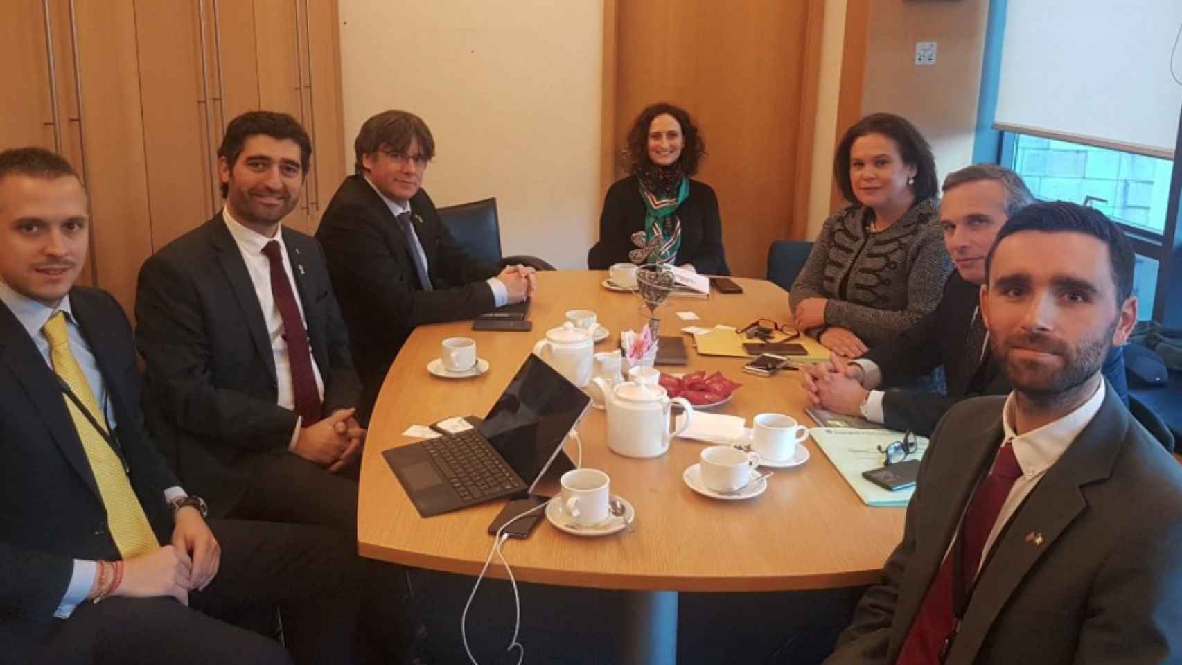 Carles Puigdemont junto a miembros del partido Sinn Féin