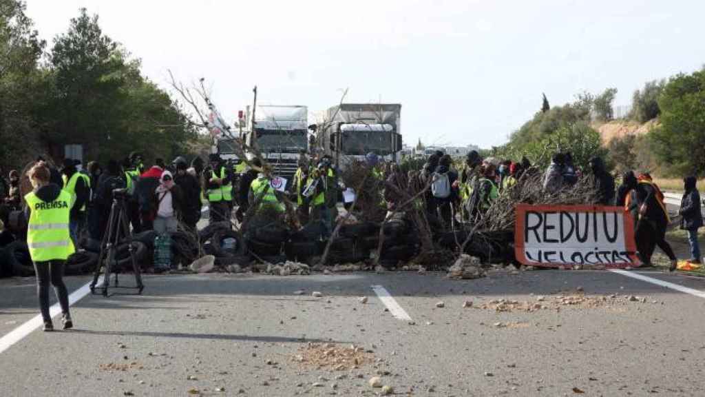 Imagen del corte de la autopista AP-7 por parte de los CDR en L'Ampolla / EFE