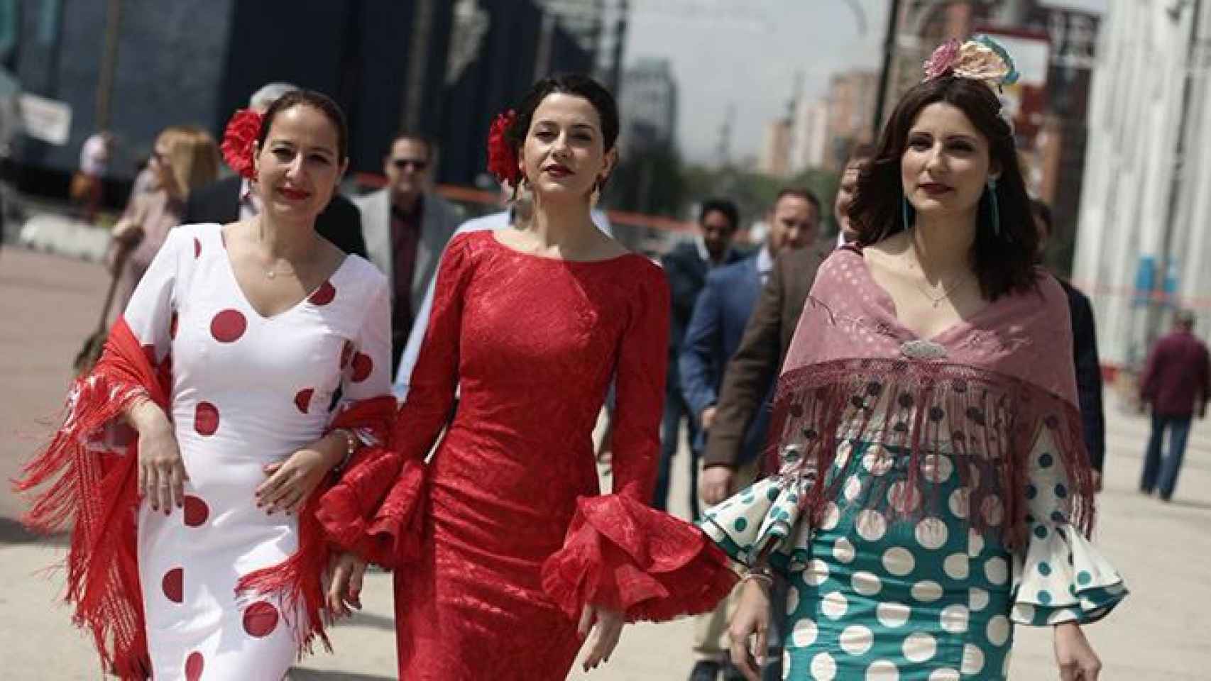 La líder catalana de Ciudadanos, Inés Arrimadas (c) junto a las diputadas Sonia Sierra (i) y Lorena Roldán (d) en la Feria de Abril de Cataluña / CG