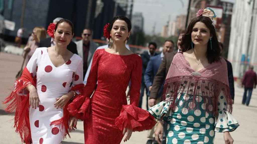 La líder catalana de Ciudadanos, Inés Arrimadas (c) junto a las diputadas Sonia Sierra (i) y Lorena Roldán (d) en la Feria de Abril de Cataluña / CG