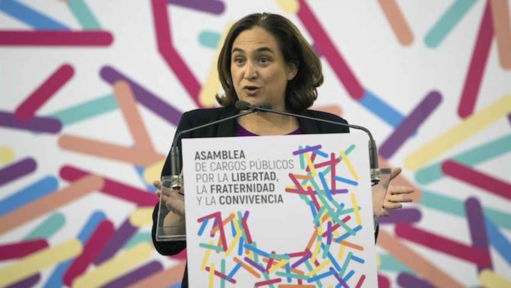 La alcaldesa de Barcelona, Ada Colau, durante su intervención en la asamblea de cargos públicos que el grupo confederal de Unidos Podemos en el Congreso ha organizado hoy en Zaragoza / EFE