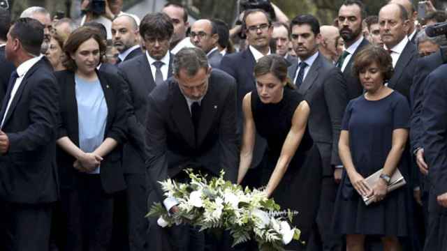 La ofrenda floral institucional para recordar a las víctimas del atentado terrorista encabezado por los reyes / EFE