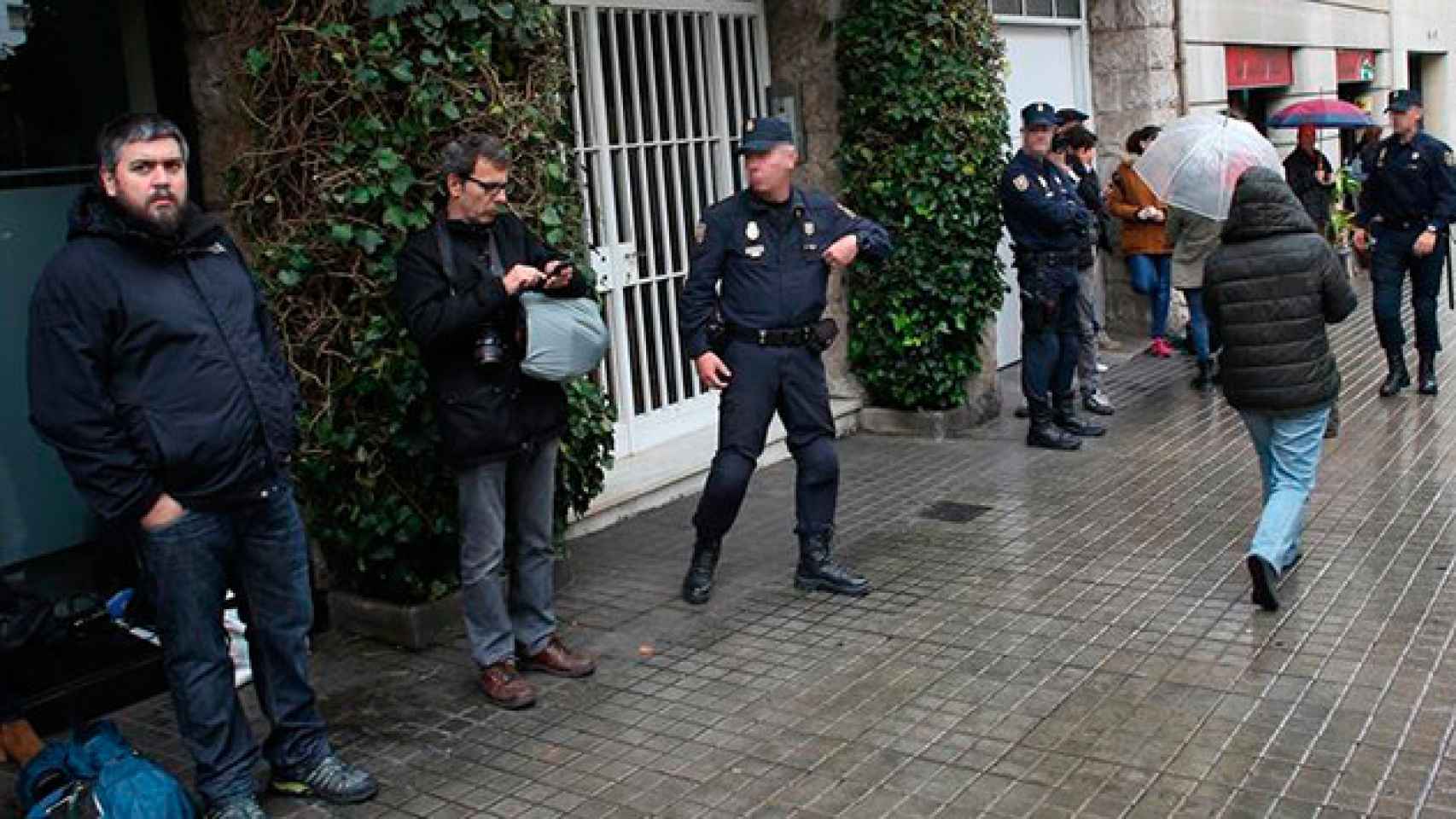 Aspecto de la entrada del edificio de Barcelona donde se encuentra la vivienda del expresidente de la Generalitat Jordi Pujol, registrada por agentes de la Udef este miércoles, 26 de abril / EFE