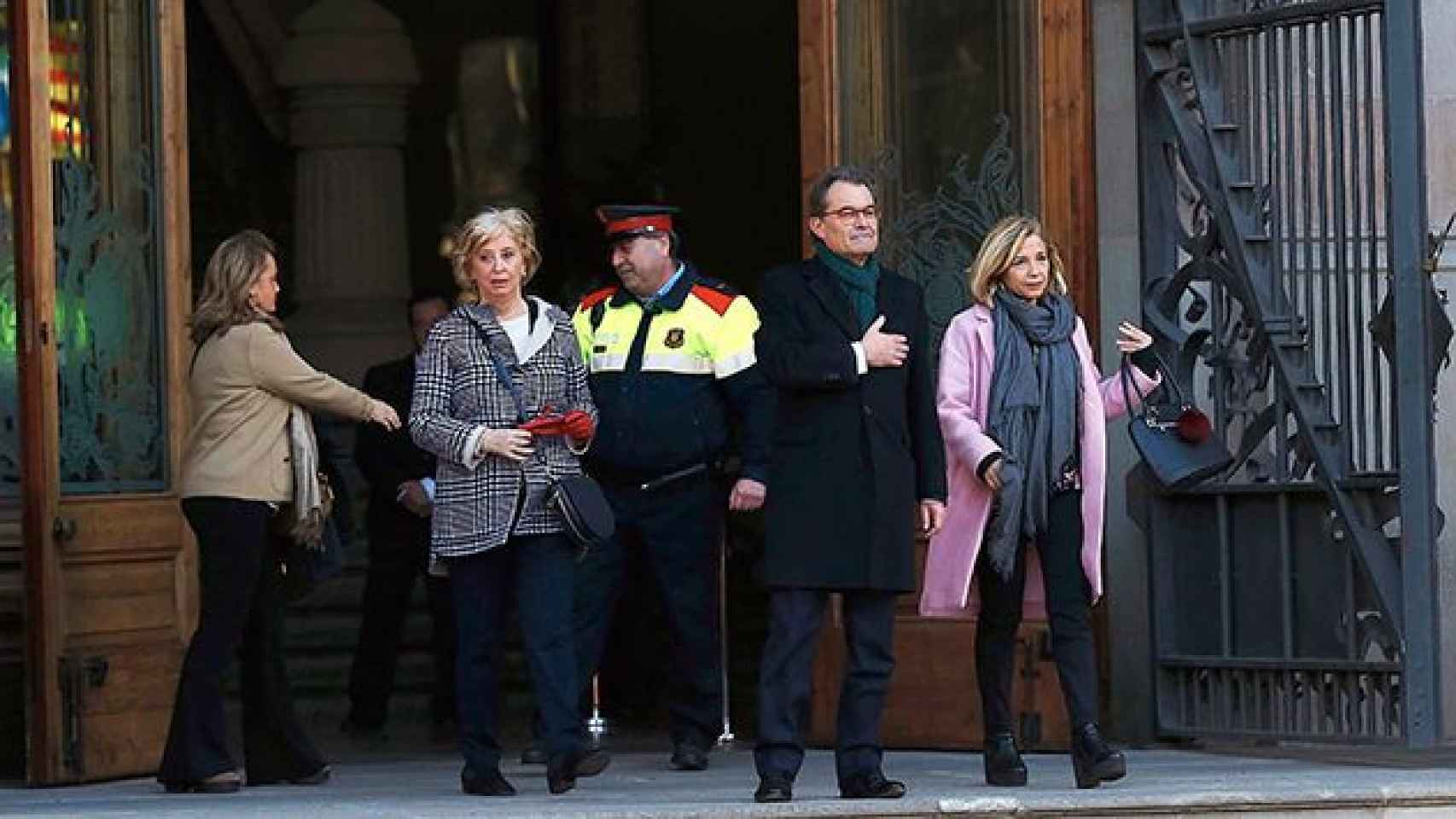 El expresidente de la Generalitat Artur Mas (2d), la exvicepresidenta Joana Ortega (d) y la exconsellera Irene Rigau (i) en el Palacio de Justicia de Barcelona, donde fueron juzgados por el 9N / EFE