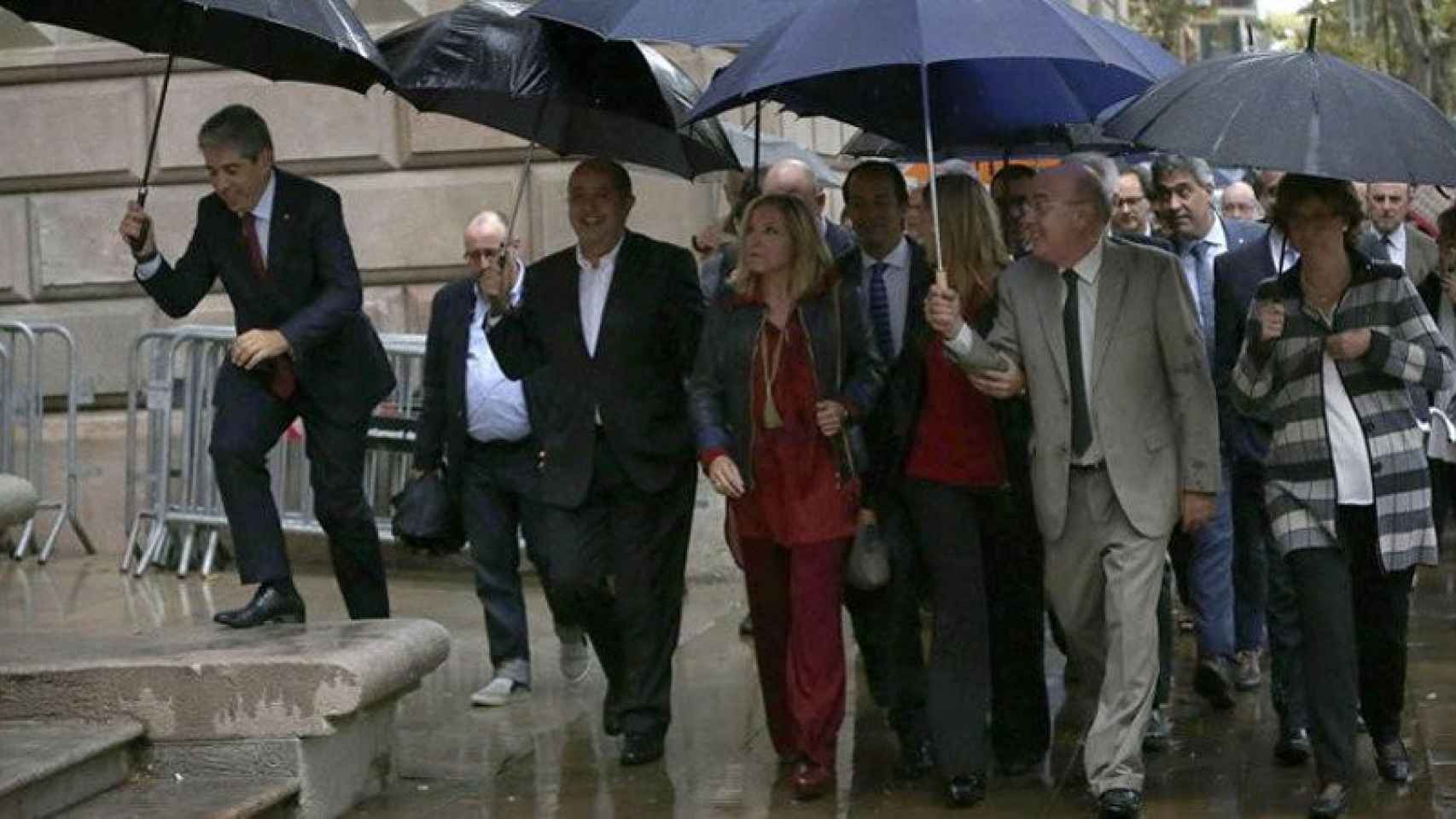 La exvicepresidenta de la Generalitat Joana Ortega, en el centro de la foto, rodeada de miembros del Govern.