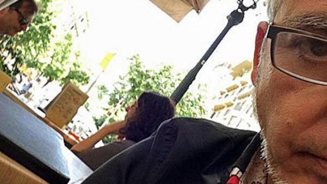 Màrius Serra, espiando a Ferran Toutain y Miriam Tey