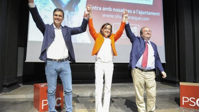 El secretario general del PSOE, Pedro Sánchez; la alcaldable socialista en Gerona, Silvia Paneque, y el primer secretario del PSC, Miquel Iceta, en un mitin en Gerona.