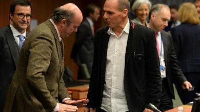 El ministro de Economía y Competiidad, Lius de Guindos, charla con el ministro griego de Finanzas, Yanis Varufakis, en una reunión del Eurogrupo