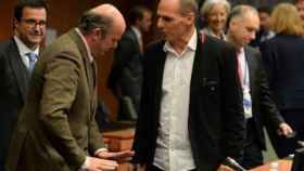 El ministro de Economía y Competiidad, Lius de Guindos, charla con el ministro griego de Finanzas, Yanis Varufakis, en una reunión del Eurogrupo