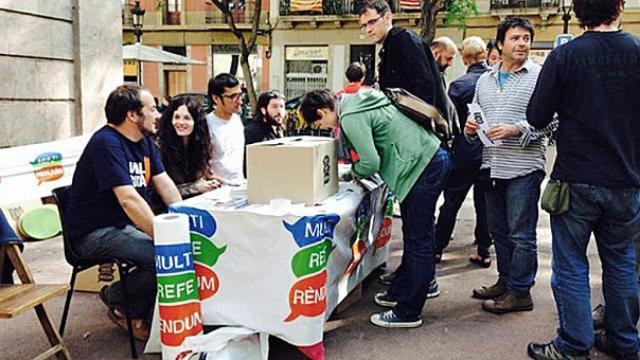 El diputado autonómico de la CUP David Fernández participa como voluntario en una mesa del Multirreferéndum instalada en el barrio de Gracia de Barcelona el 25 de mayo, coincidiendo con las elecciones europeas