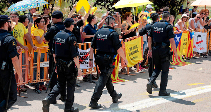 Mossos d'Esquadra ante la prisión de Lledoners (Barcelona), que los presos abandonarán para el juicio del 1-O / EFE