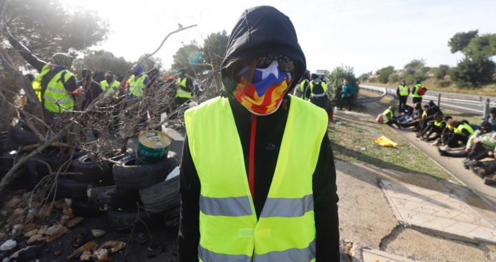 Imagen de un CDR en el corte de la autopista AP-7 en L'Ampolla (Tarragona) / TWITTER