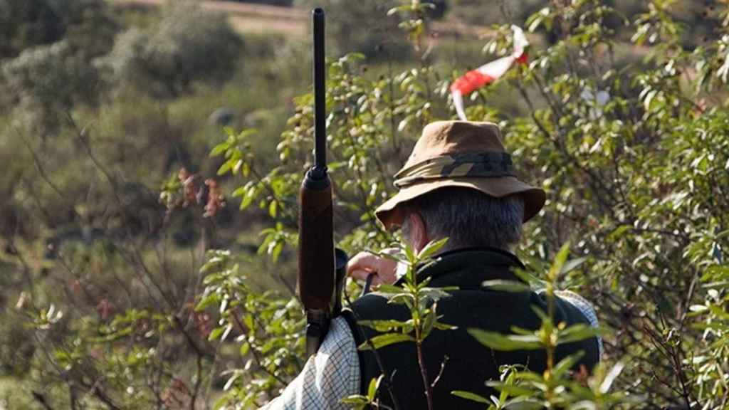 Un cazador prepara su escopeta  / EUROPA PRESS