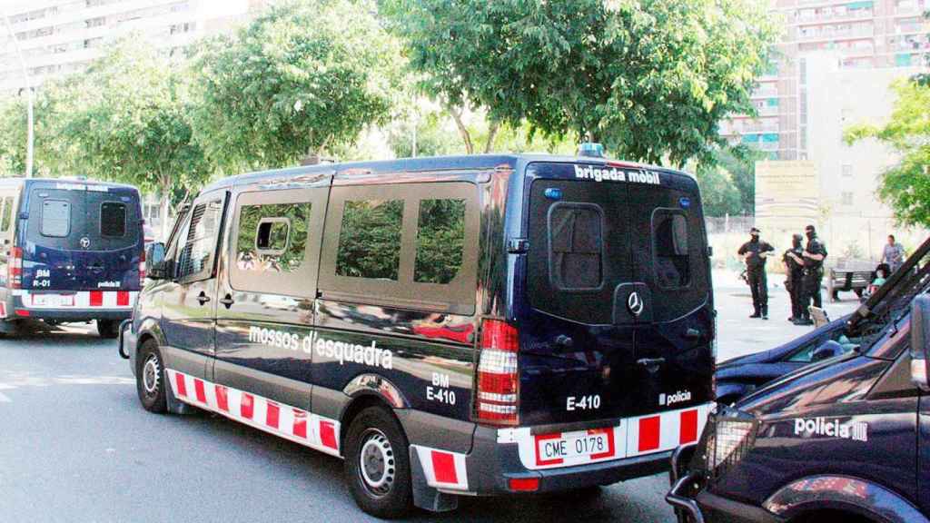 Mossos d'Esquadra en el barrio de La Mina de Sant Adrià de Besòs (Barcelona), en una imagen de archivo / CG