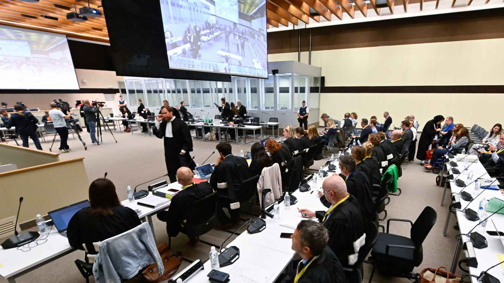 Una vista de la sala de audiencias preparada para la vista preliminar del juicio por los atentados terroristas de marzo de 2016 en la antigua sede de la OTAN, Bruselas / EP