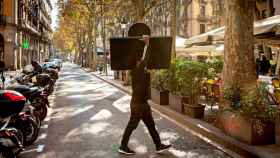 Imagen de un camarero montando una terraza en Barcelona / EFE