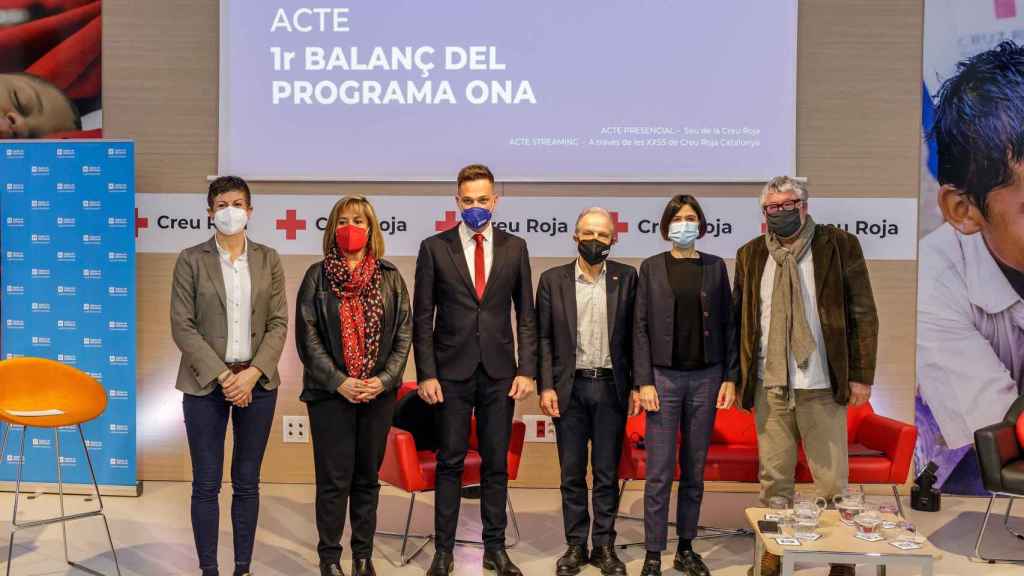 De izquierda a derecha, en la presentación del programa ONA: Filo Cañete, alcaldesa de Sant Adrià del Besos; Núria Marín, de L'Hospitalet; Felipe Campos, consejero delegado de Agbar; Josep Quitet, presidente de Cruz Roja en Cataluña; Núria Parlón, de Sant