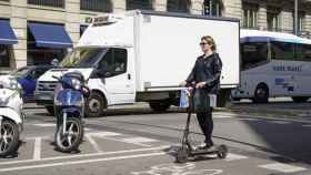 Una mujer circula con un patinete eléctrico (VMP) / PABLO MIRANZO